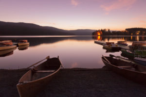 Boote am Schluchsee bei Sonnenuntergang, Schwarzwald, Baden-Württemberg, Deutschland Boote am Schluchsee bei Sonnenuntergang, Schwarzwald, Baden-Württemberg, Deutschland